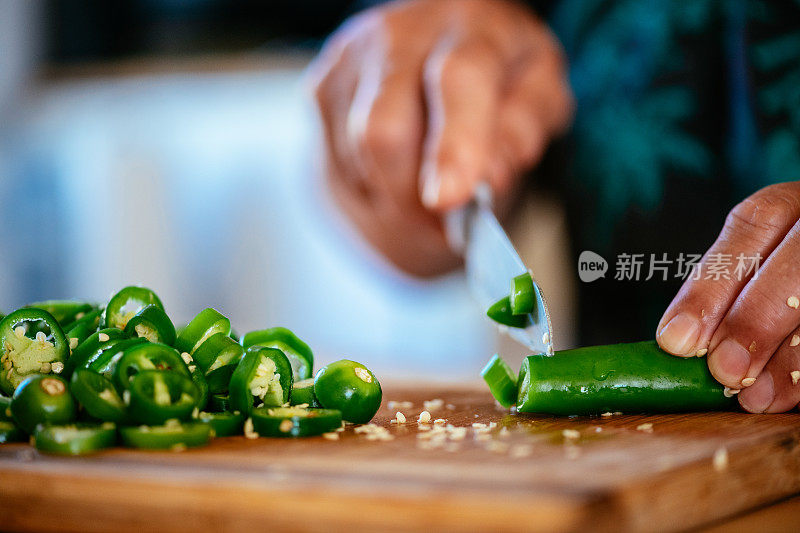 一位女士在准备用墨西哥胡椒做的泡菜