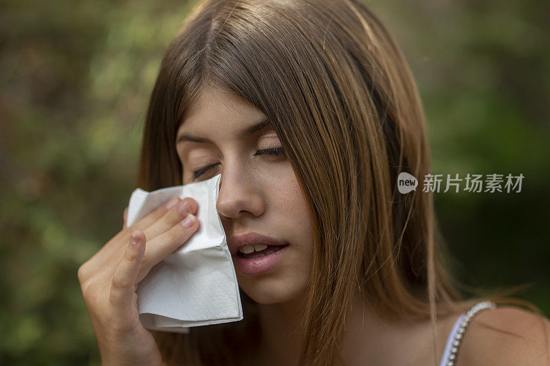 有过敏或感冒症状的年轻女性使用手帕