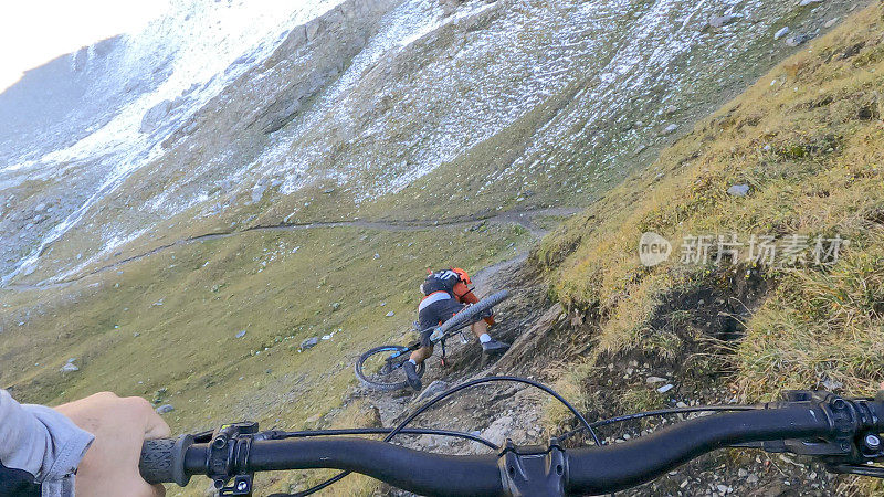 一名男子在技术道路上撞山地车