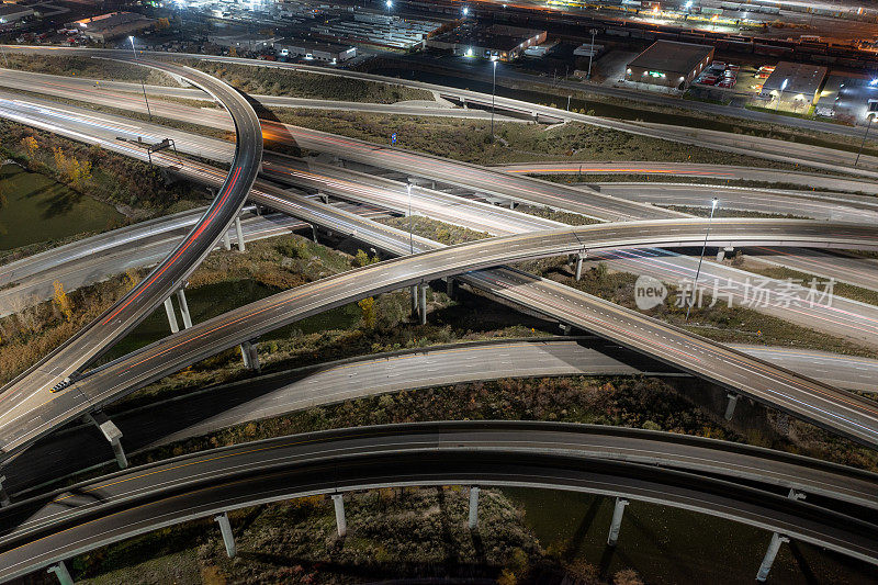 道路交叉口的无人机视图