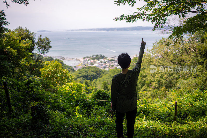 女人在山顶举起手