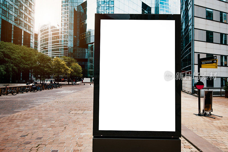 被办公大楼包围的空白广告牌-复制空间在白色背景上进行编辑
