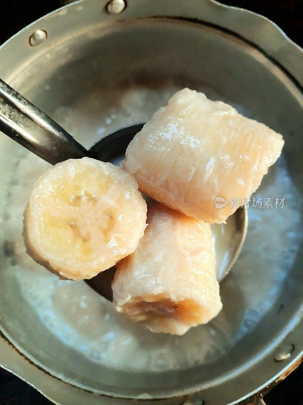 香蕉和椰奶勺-泰国甜点准备。