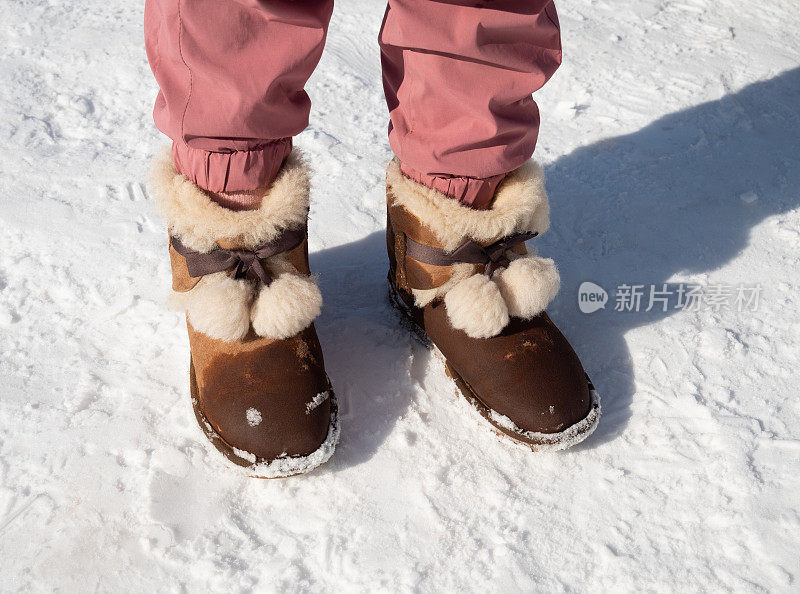 站在雪地上的小女孩