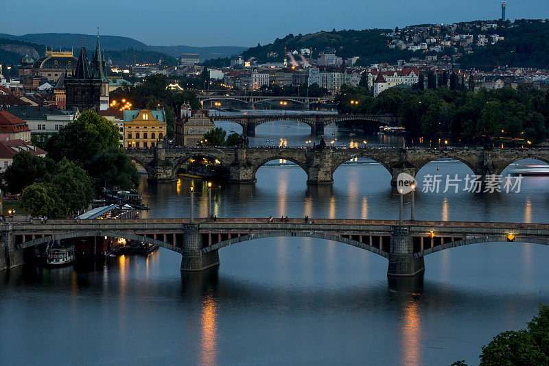 捷克共和国布拉格，伏尔塔瓦河上暮色中的桥梁