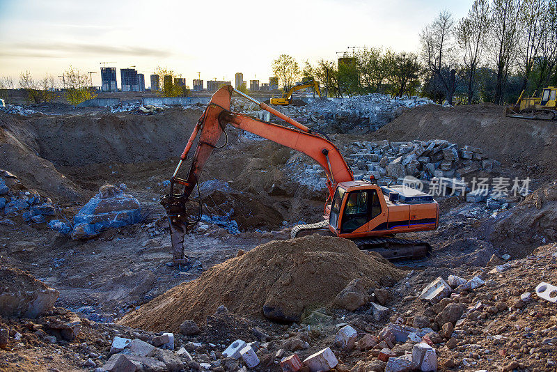 挖掘机用液压破碎机锤对施工现场的混凝土及坚硬岩石进行破坏。用于拆卸建筑物的手提钻。回收再利用混凝土。