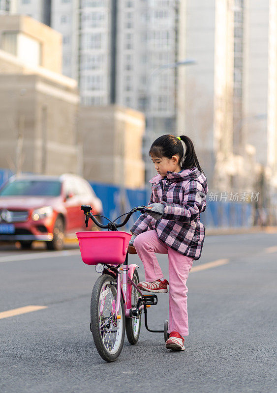 小女孩在路上骑车