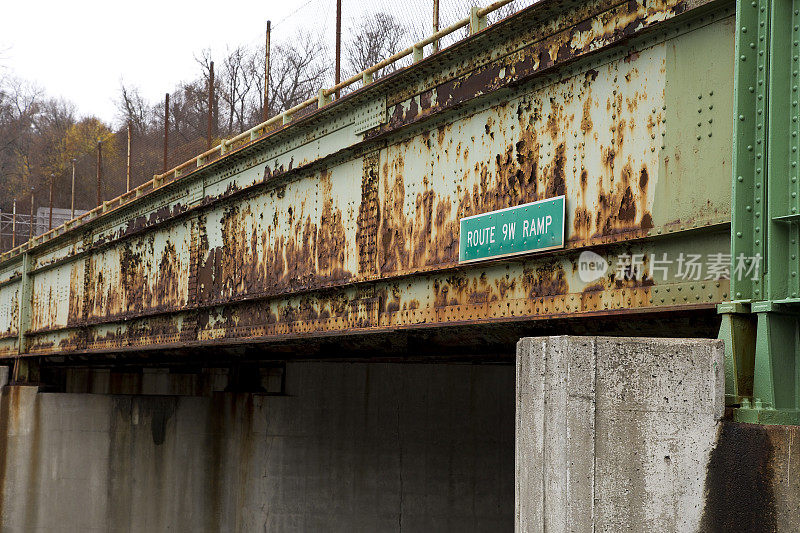 纽约州的路标在锈迹斑斑的新油漆的基础设施上