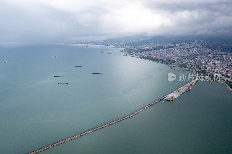 工业港口的鸟瞰图，在这里货物被运送到国内和国际的海运或海运货船上