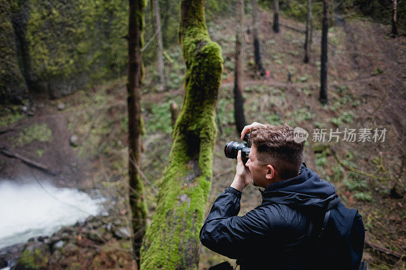 摄影师使用相机拍摄俄勒冈州瀑布的照片