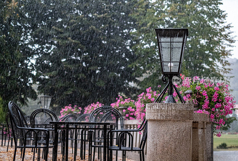 公园里正在下雨