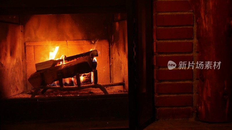 砖砌壁炉的火，木柴的燃烧，在舒适的小屋或小木屋的木材燃烧。