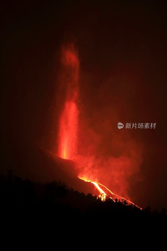 康伯维哈火山爆发。火山锥和火山弹飞向黎明山。