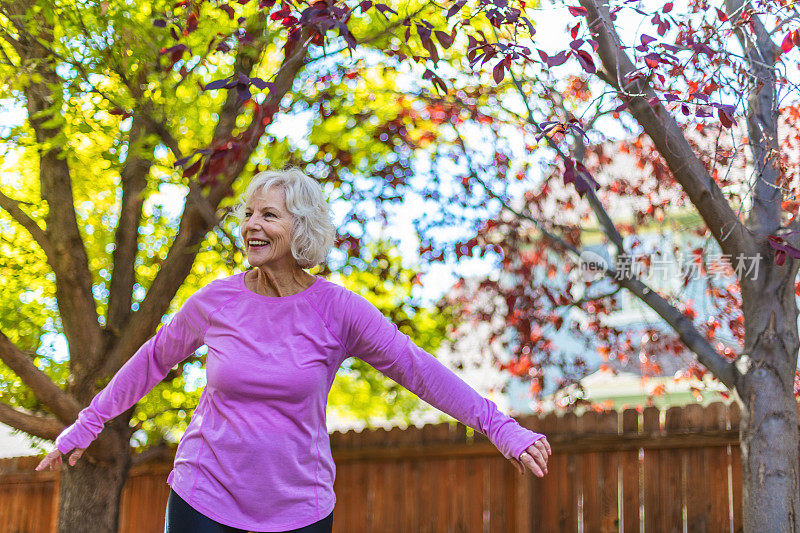 健康和活跃的成熟老年女性健康生活照片系列