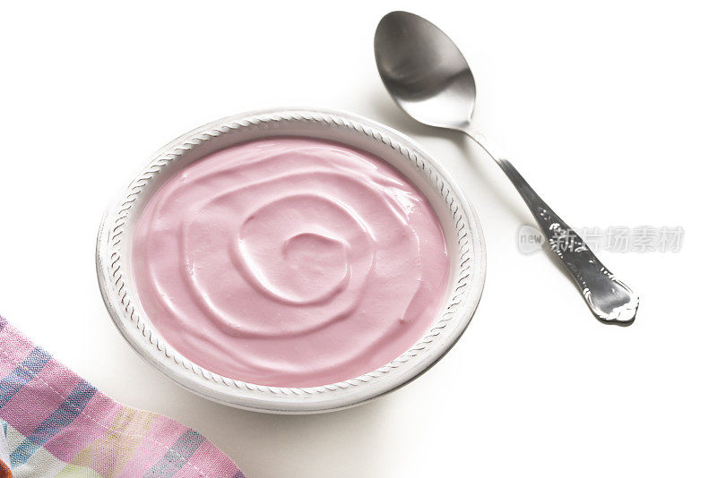 粉红色的浆果酸奶碗孤立在白色背景草莓与勺子