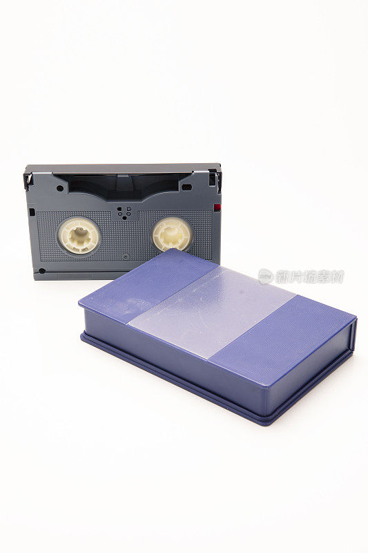 白色背景的旧盒式录像带