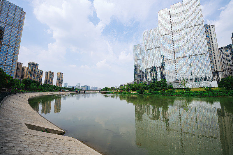 阳光明媚的日子，河边有桥和草地