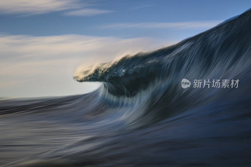 蓝色海浪向海上移动的长时间曝光