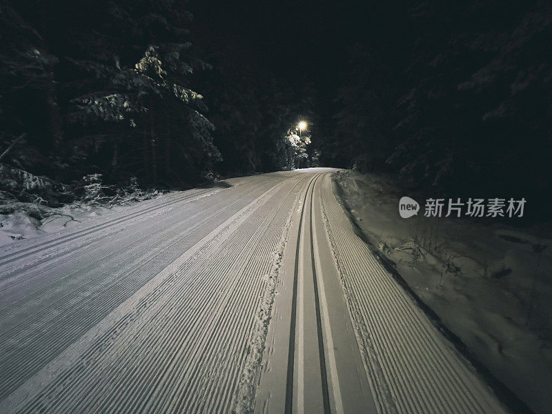 晚上看到的越野滑雪道