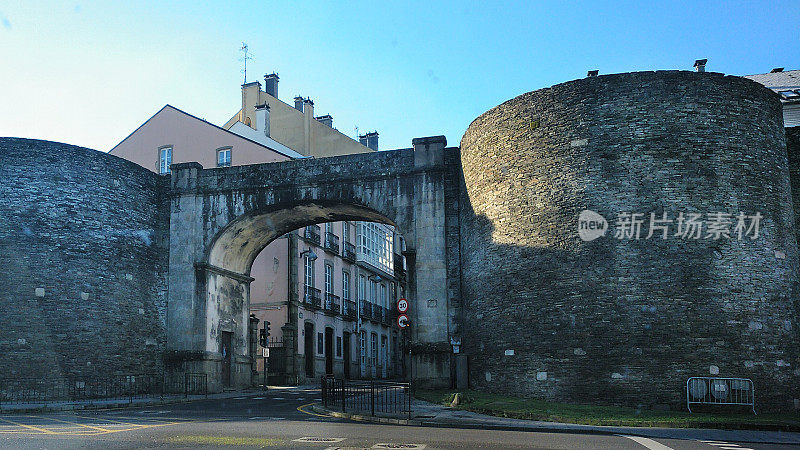 西班牙加利西亚卢戈市，圣费尔南多门口的罗马城墙，被称为“壁画”。