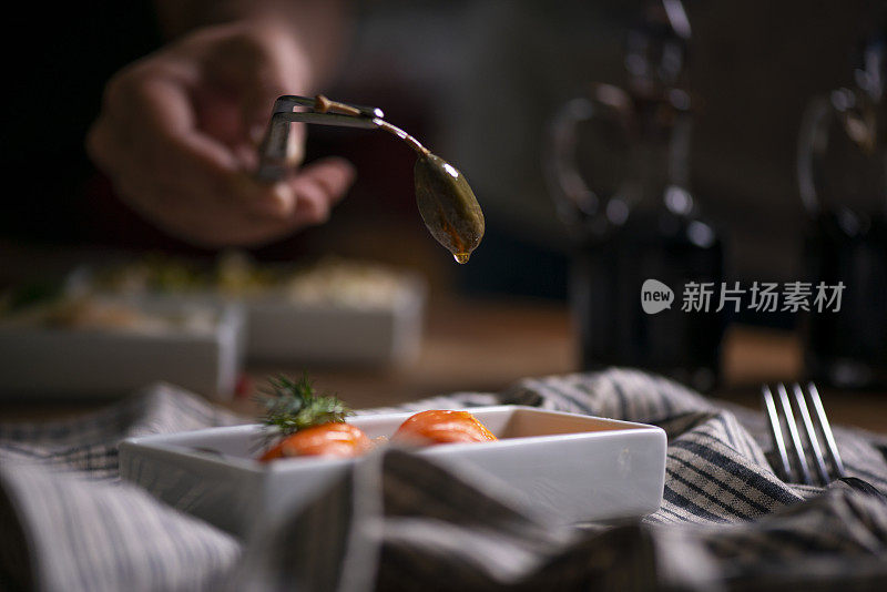 男厨师在餐厅的特写镜头装饰餐点