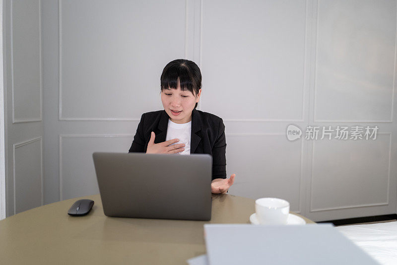 一位女经理使用电脑视频会议进行工作沟通