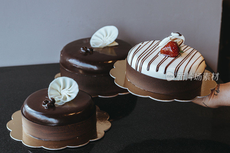 巧克力蛋糕顶部有草莓，巧克力蛋糕孤立在白色，三个巧克力蛋糕，黑森林蛋糕，圈巧克力蛋糕，拿着蛋糕