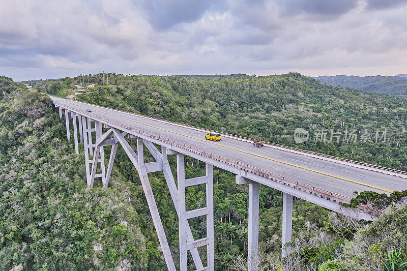 古巴最高的巴库纳亚瓜大桥。桥上行驶的汽车和马车。