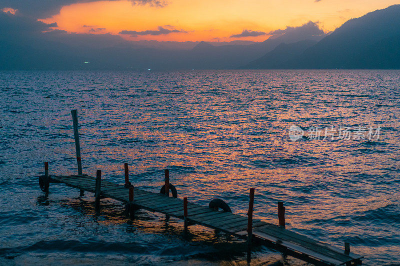 危地马拉阿提特兰湖日落时的风景