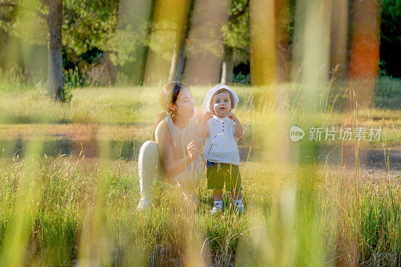 一个快乐的母亲和儿子一起在公园玩耍的照片