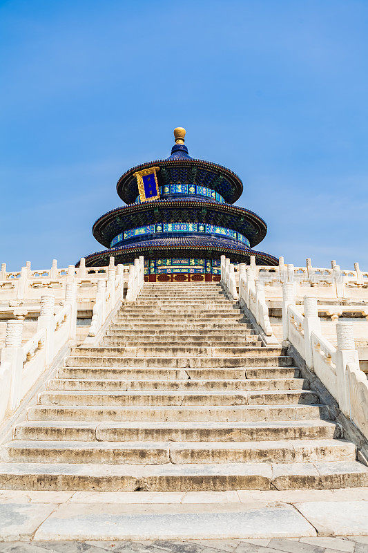 天坛的主要建筑在北京，中国，古老的白色大理石楼梯，台阶和护栏