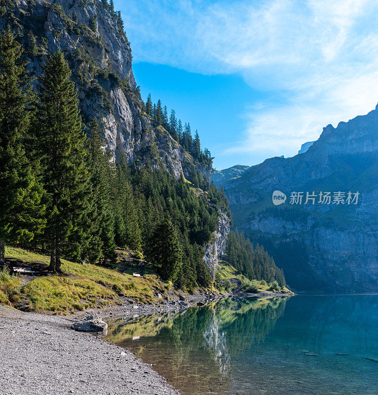 瑞士阿尔卑斯山脉的厄斯钦纳湖的湖岸