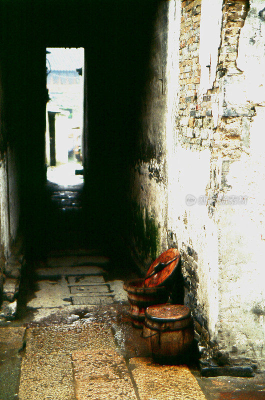 2004年，运河古镇西塘。屋外的马通(木夜桶)