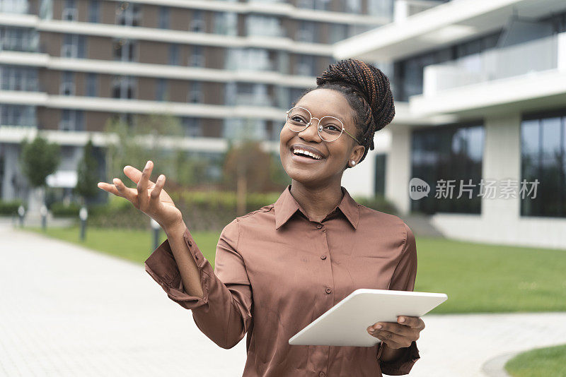 一位女商人下班后散步，使用平板电脑的肖像