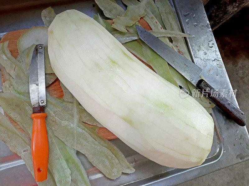 西葫芦削皮切块——西葫芦食品的制备。