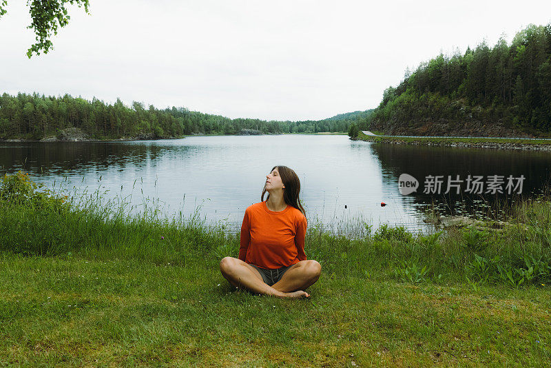 在瑞典的森林中，一名女性正在做瑜伽