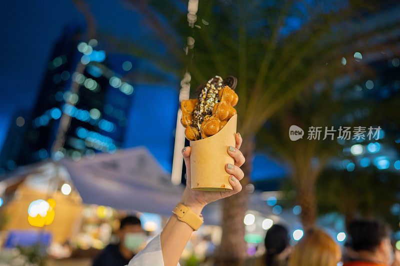 晚上在街市吃华夫饼。