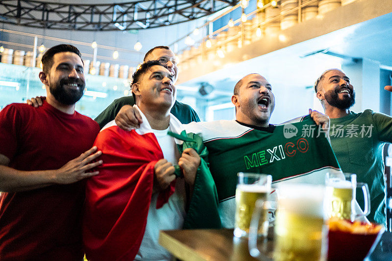墨西哥球迷在酒吧看足球比赛