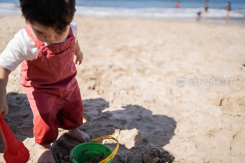 小男孩在海滩上玩耍