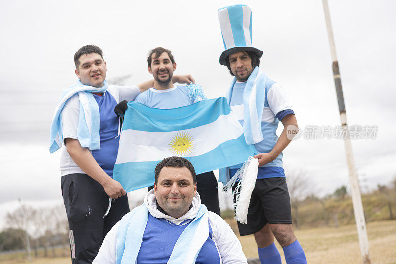 快乐的智障阿根廷年轻人庆祝足球比赛