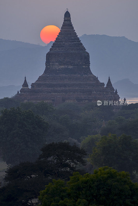 日落时分，缅甸蒲甘的寺庙。
