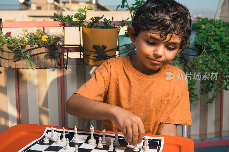 男孩下棋，走棋