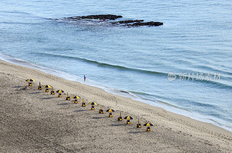 大西洋海滩上一字排开的彩色沙滩伞