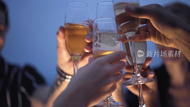 一群朋友在新年聚会上祝酒。喝香槟，庆祝节日