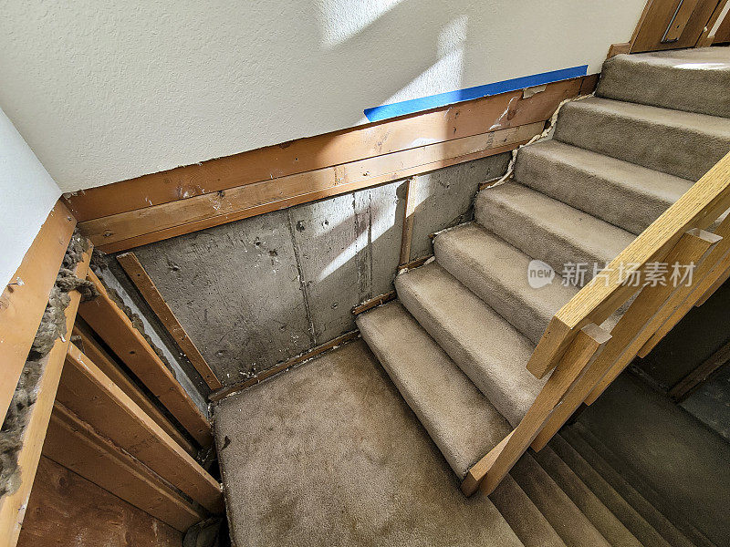 楼梯间的石膏板因水损坏而被拆除