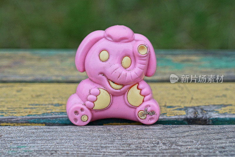 一个粉色塑料玩具拨弄大象