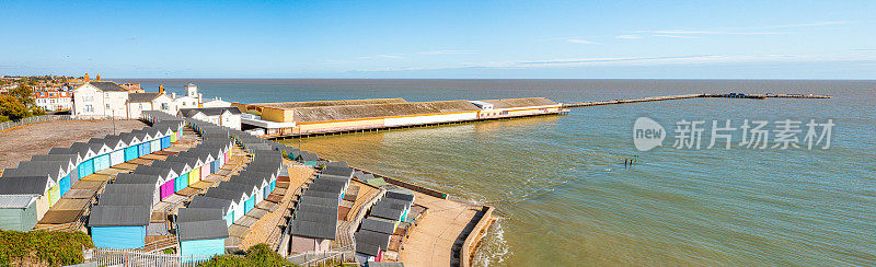 沃尔顿码头和海滩小屋的全景。