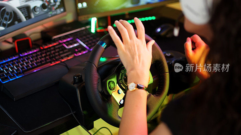 女子在电脑上玩赛车游戏
