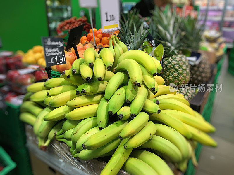 超市购物，杂货店香蕉水果