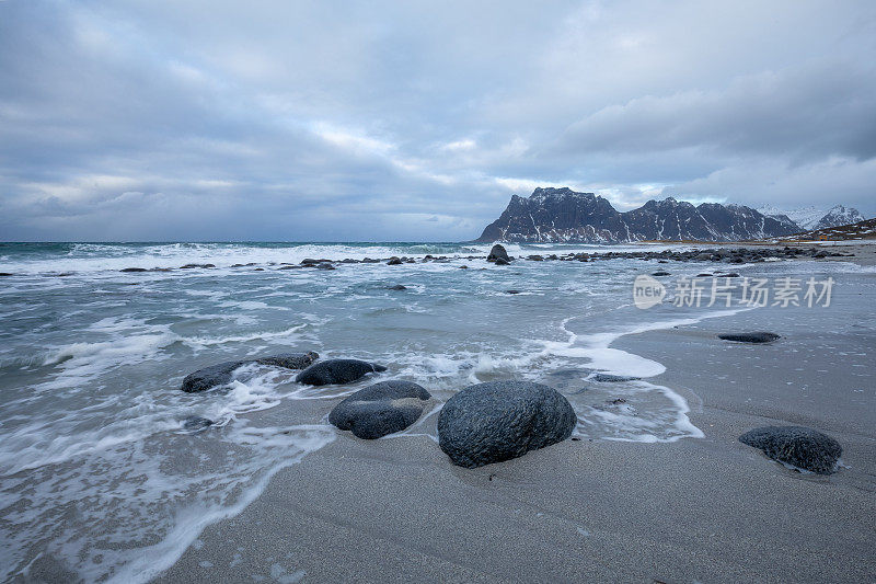 挪威北部罗浮敦群岛的北极冬季景观。北海沿岸的风景